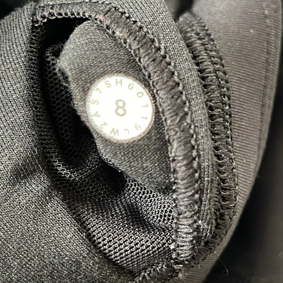 Lululemon high neck cropped tank. Dot confirmed size 8. Excellent condition. - Picture 4 of 4